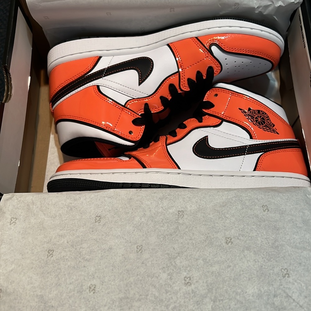 Air Jordan 1 Mid SE ‘Turf Orange’ 2021
Brand New in Original Box
Size 7
